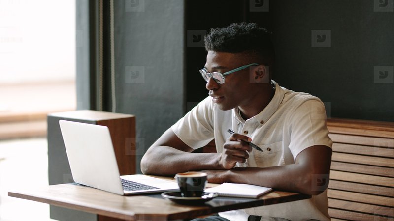 Freelancer tax mistakes and IRS audit risk illustration